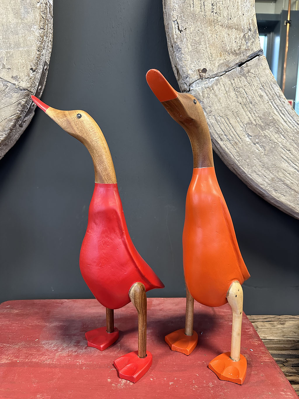 Houten eend in rood en oranje pakje is met de handgemaakt en beschilderd in een rood en oranje pakje, ze zijn stuk voor stuk uniek!