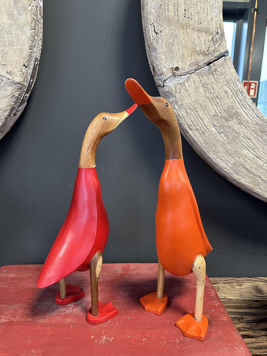 Houten eend in rood en oranje pakje is met de handgemaakt en beschilderd in een rood en oranje pakje, ze zijn stuk voor stuk uniek!