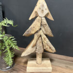 Deze houten kerstboom is gemaakt van reststukken teak echt een prachtig deco stuk!
