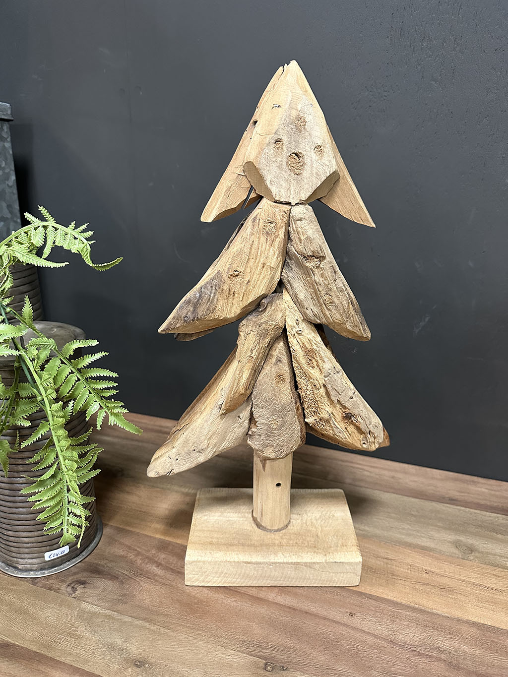 Deze houten kerstboom is gemaakt van reststukken teak echt een prachtig deco stuk!