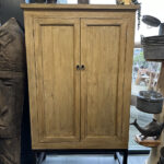 Kabinet van elmwood met drie opbergvakken op stalen frame.