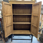 Kabinet van elmwood met drie opbergvakken op stalen frame.