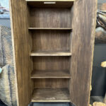 Handige opbergkast op stalen frame gemaakt van blokjes gebruikt hout.