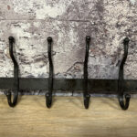 Stoere metalen kapstok 4 haken, geschikt voor slaapkamer en badkamer.