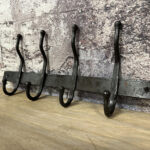 Stoere metalen kapstok 4 haken, geschikt voor slaapkamer en badkamer.