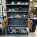 Open kast Devi is een stoere kast gemaakt van gerecycled hout op een stalen frame met handige opbergsystemen.