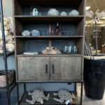 Open kast Devi is een stoere kast van gerecycled hout op een stalen frame met handige opbergsystemen.