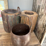 Stoer rond blik met handvat, roestig getinte hang pot van staal, perfect voor groene hangplanten.