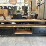 Stoer tv meubel van teakhout en staal met twee lades.