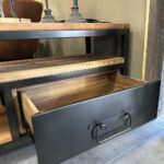 Stoer tv meubel van teakhout en staal met twee lades.