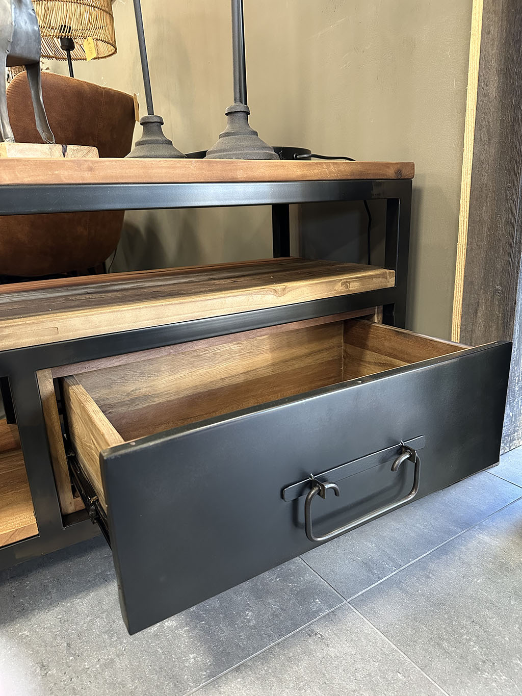 Stoer tv meubel van teakhout en staal met twee lades.