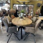 Unieke ovale Balok tafels van rond de 6 cm dik. De bladen zijn stoer doordat ze geborsteld zijn. Perfect om een avondje met al je vrienden aan te vertoeven!