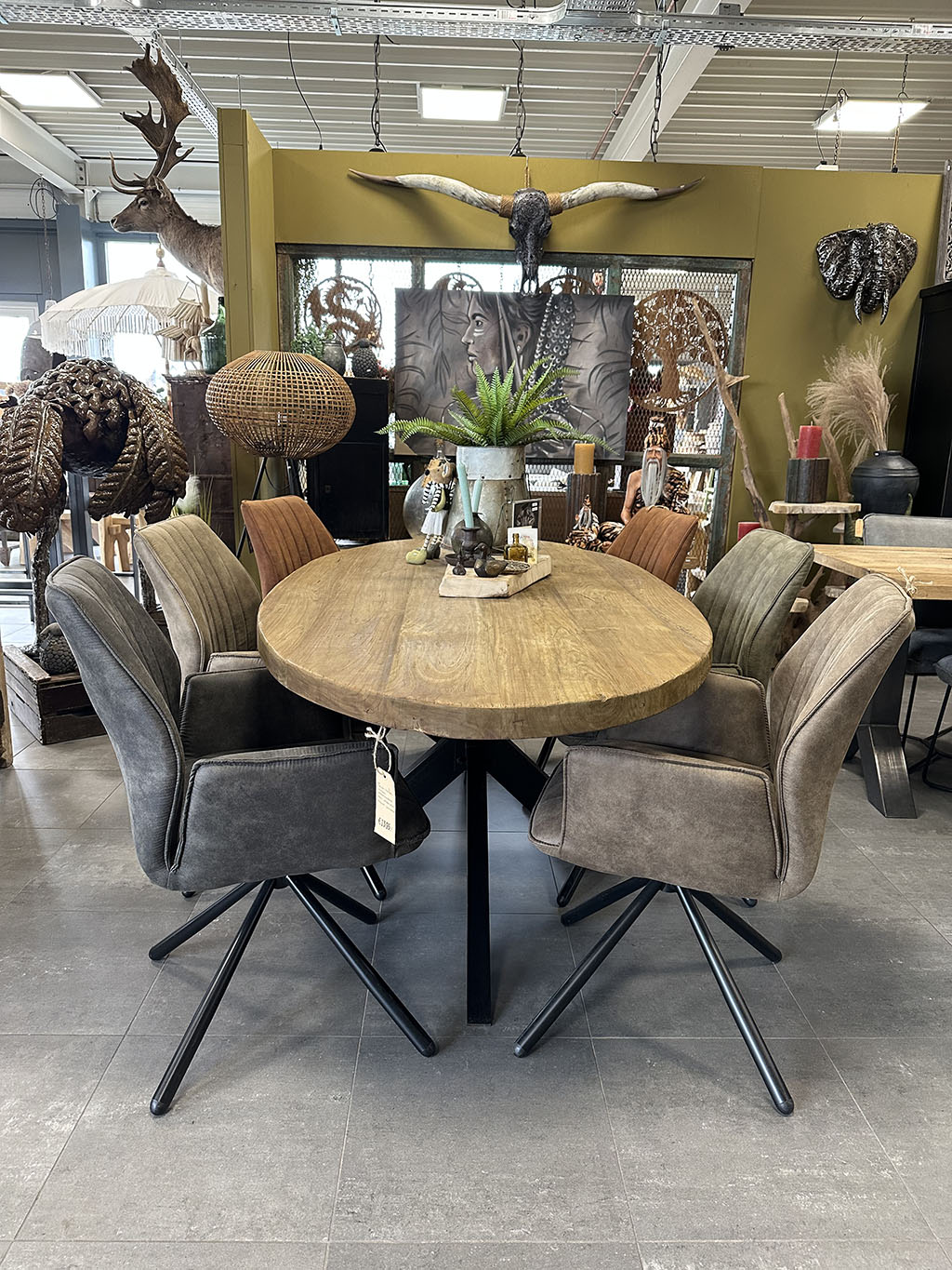 Unieke ovale Balok tafels van rond de 6 cm dik. De bladen zijn stoer doordat ze geborsteld zijn. Perfect om een avondje met al je vrienden aan te vertoeven!