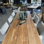 Dit blad 3.00 meter van teak is perfect om buiten te tafelen op zwoele warme zomeravonden.