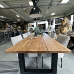 Dit blad 3.00 meter van teak is perfect om buiten te tafelen op zwoele warme zomeravonden.