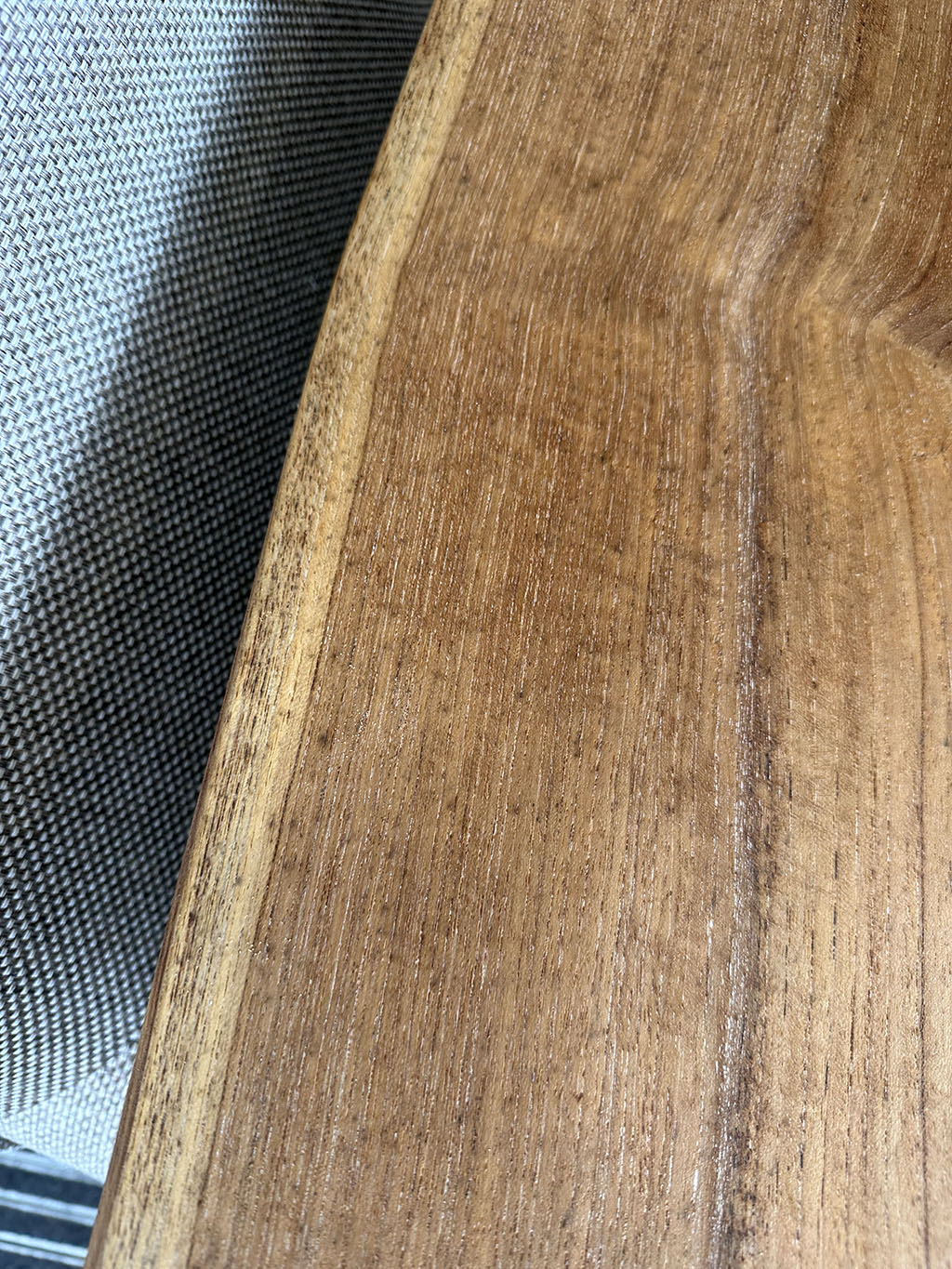 Dit blad 3.00 meter van teak is perfect om buiten te tafelen op zwoele warme zomeravonden.