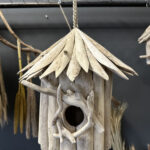 Hangend vogelhuis van drijfhout - een uniek en natuurlijk toevluchtsoord voor vogels in je tuin.