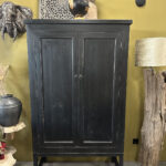 Kabinet in zwarte olie met geleefd uiterlijk op stalen frame.