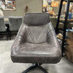 Fauteuil Dion is een luxe grijs leren relax draaifauteuil op stalen onderstel.
