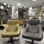 Fauteuil Dion is een luxe grijs en groene leren relax draaifauteuil op stalen onderstel.