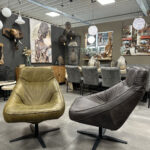 Fauteuil Dion is een luxe grijs en groen leren relax draaifauteuil op stalen onderstel.