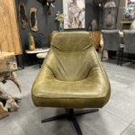 Fauteuil Dion is een luxe groen leren relax draaifauteuil op stalen onderstel.