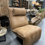 Fauteuil Inaya is een luxe verstelbare relaxstoel in bruin leder met motor.