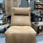 Fauteuil Inaya is een luxe verstelbare relaxstoel in bruin leder met motor.