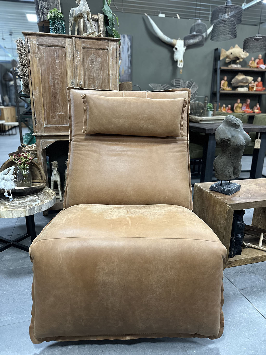 Fauteuil Inaya is een luxe verstelbare relaxstoel in bruin leder met motor.