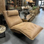 Fauteuil Inaya is een luxe verstelbare relaxstoel in bruin leder met motor.