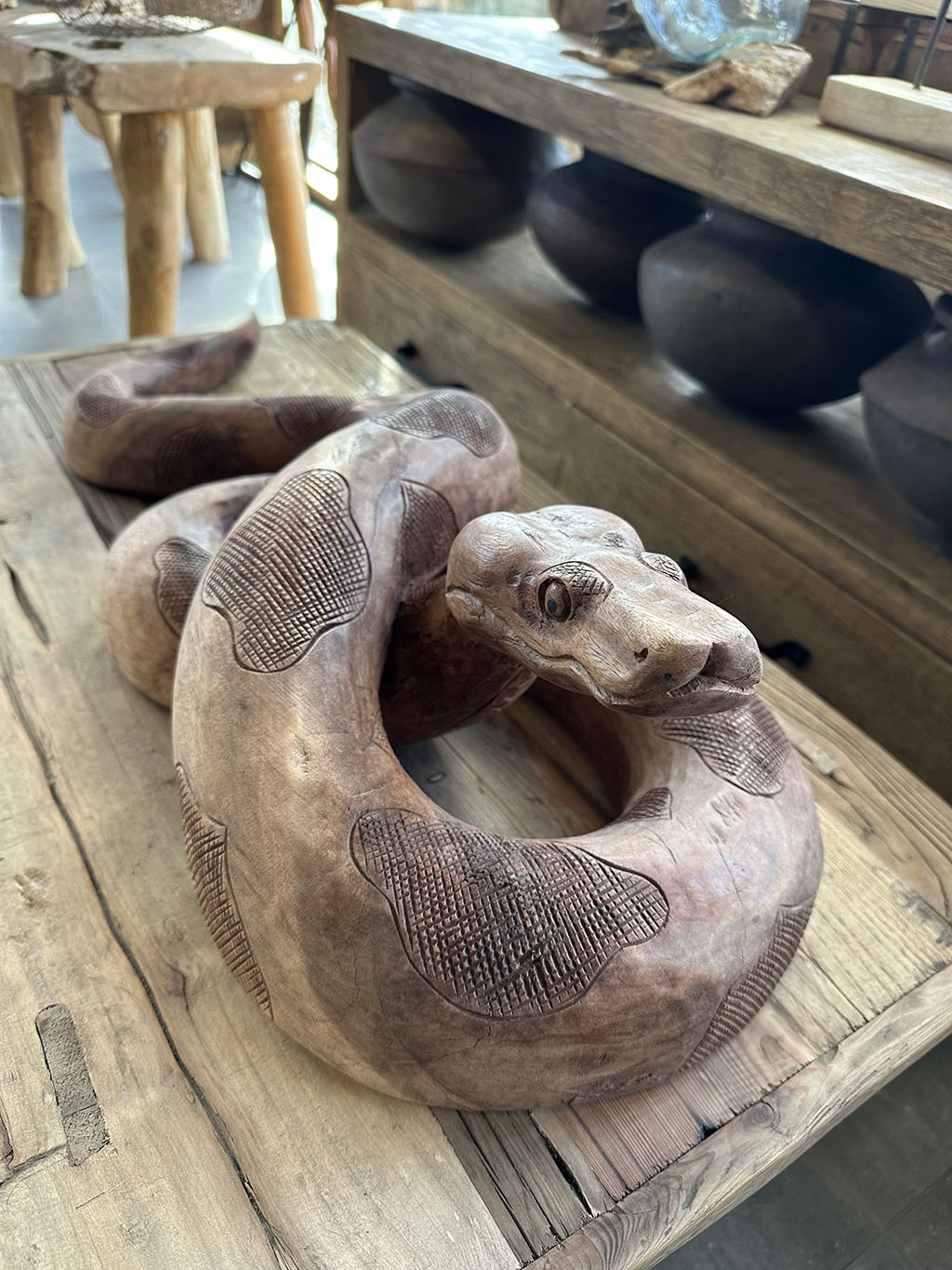 Houtsnijwerk python is met de handgesneden uit een stuk suar hout.