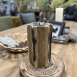 Licht houten kaarshouder is gemaakt van oude pilaren, ideaal te combineren met andere kaarsenstandaards.