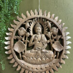 Deze tot in detail uitgesneden ronde houten wandecoratie met een Boeddha in het midden is een pronkstuk aan uw muur. Prachtig uit één stuk hout gesneden!