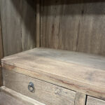 Kast Jim is een houten handgemaakte kabinet kast net een oud geleefd uiterlijk.