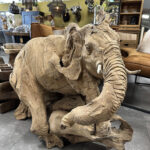 Grote olifant sculptuur uit een grillige boomstronk gesneden.