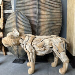 Handgemaakte hond van reststukken teakhout, geschikt voor binnen en buiten en wordt met de tijd mooier door het vergrijzen