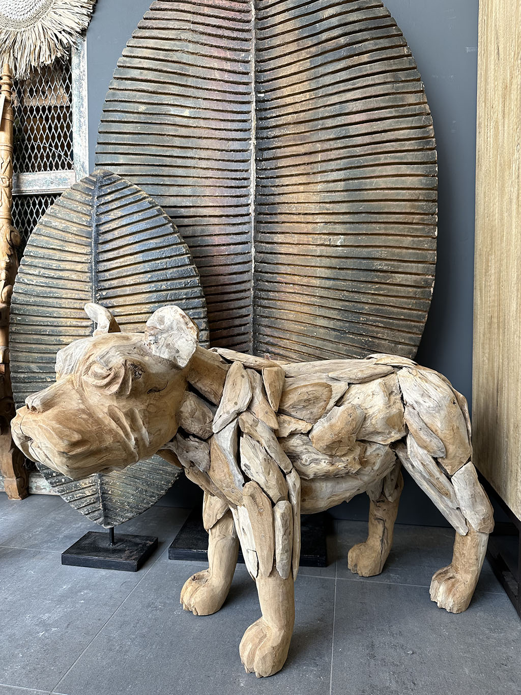 Handgemaakte bulldog van reststukken teakhout, geschikt voor binnen en buiten en wordt met de tijd mooier door het vergrijzen