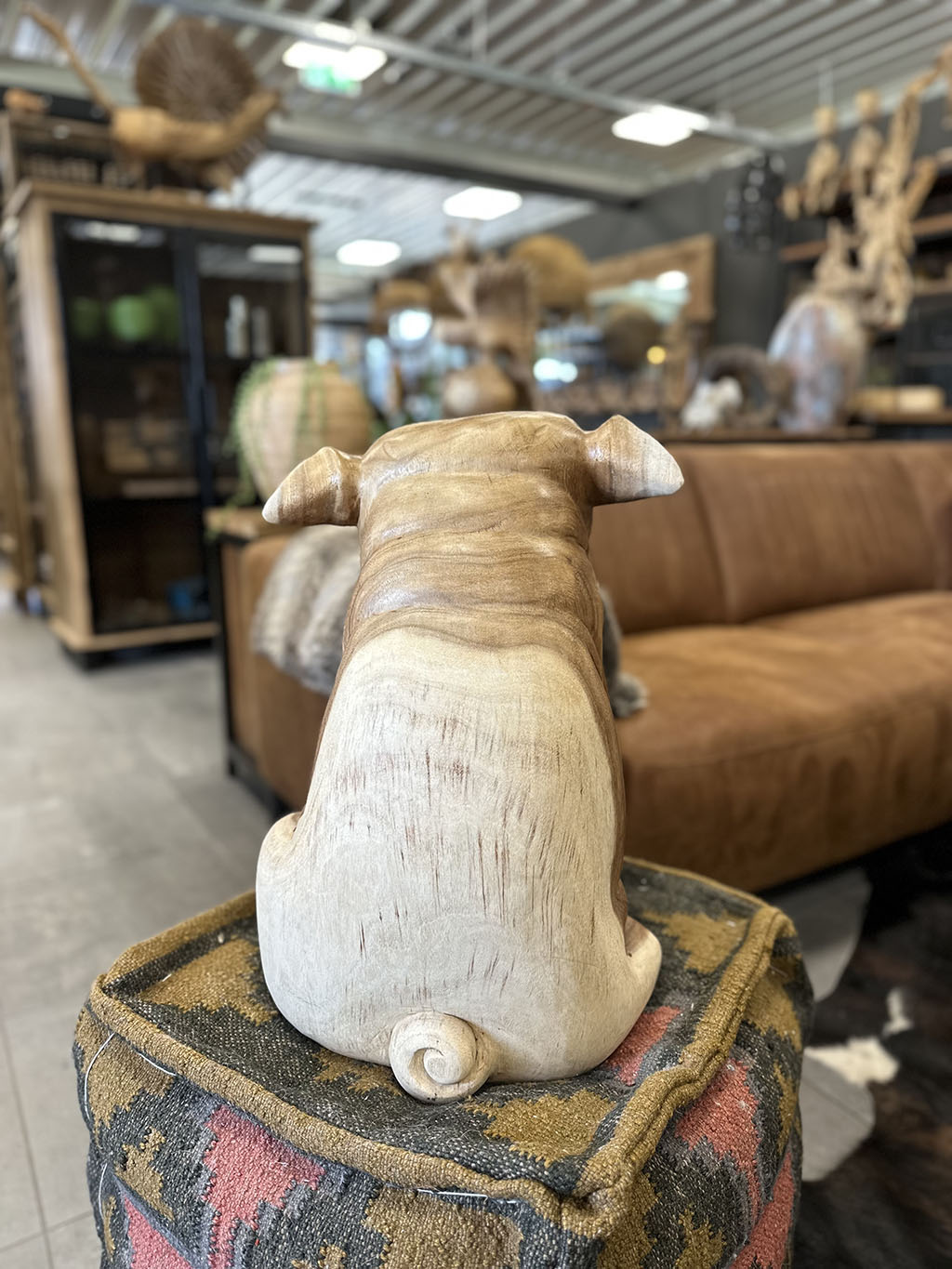 Unieke handgemaakte houten bulldog uit Indonesië. Eenstoer en authentiek kunstwerk voor interieurdecoratie en cadeau.