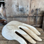 Unieke schaal in de vorm van een open hand. Perfect om kleine voorwerpen in te presenteren.