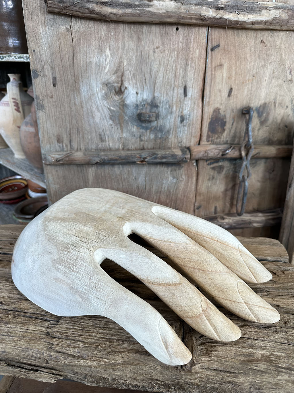 Unieke schaal in de vorm van een open hand. Perfect om kleine voorwerpen in te presenteren.