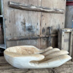 Unieke schaal in de vorm van een open hand. Perfect om kleine voorwerpen in te presenteren.