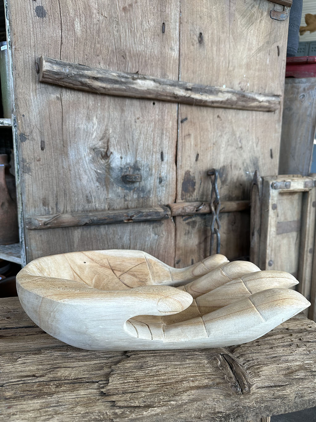 Unieke schaal in de vorm van een open hand. Perfect om kleine voorwerpen in te presenteren.