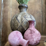 Mat roze bolvaasje met reliëf, perfect voor droogbloemen, kleine bloempjes of kaarsen, en perfect te combineren met andere vazen of accessoires.