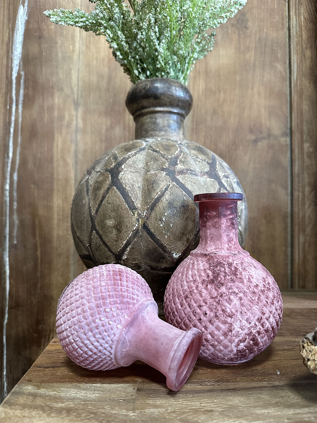 Mat roze bolvaasje met reliëf, perfect voor droogbloemen, kleine bloempjes of kaarsen, en perfect te combineren met andere vazen of accessoires.