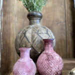 Mat roze klein bloemenvaasje met relief. De vaasjes zijn te gebruiken voor kleine bloemetjes of met een kaarsenhouder als decoratief kaarsenstandaard.