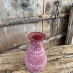 Mat roze klein bloemenvaasje met relief. De vaasjes zijn te gebruiken voor kleine bloemetjes of met een kaarsenhouder als decoratief kaarsenstandaard.