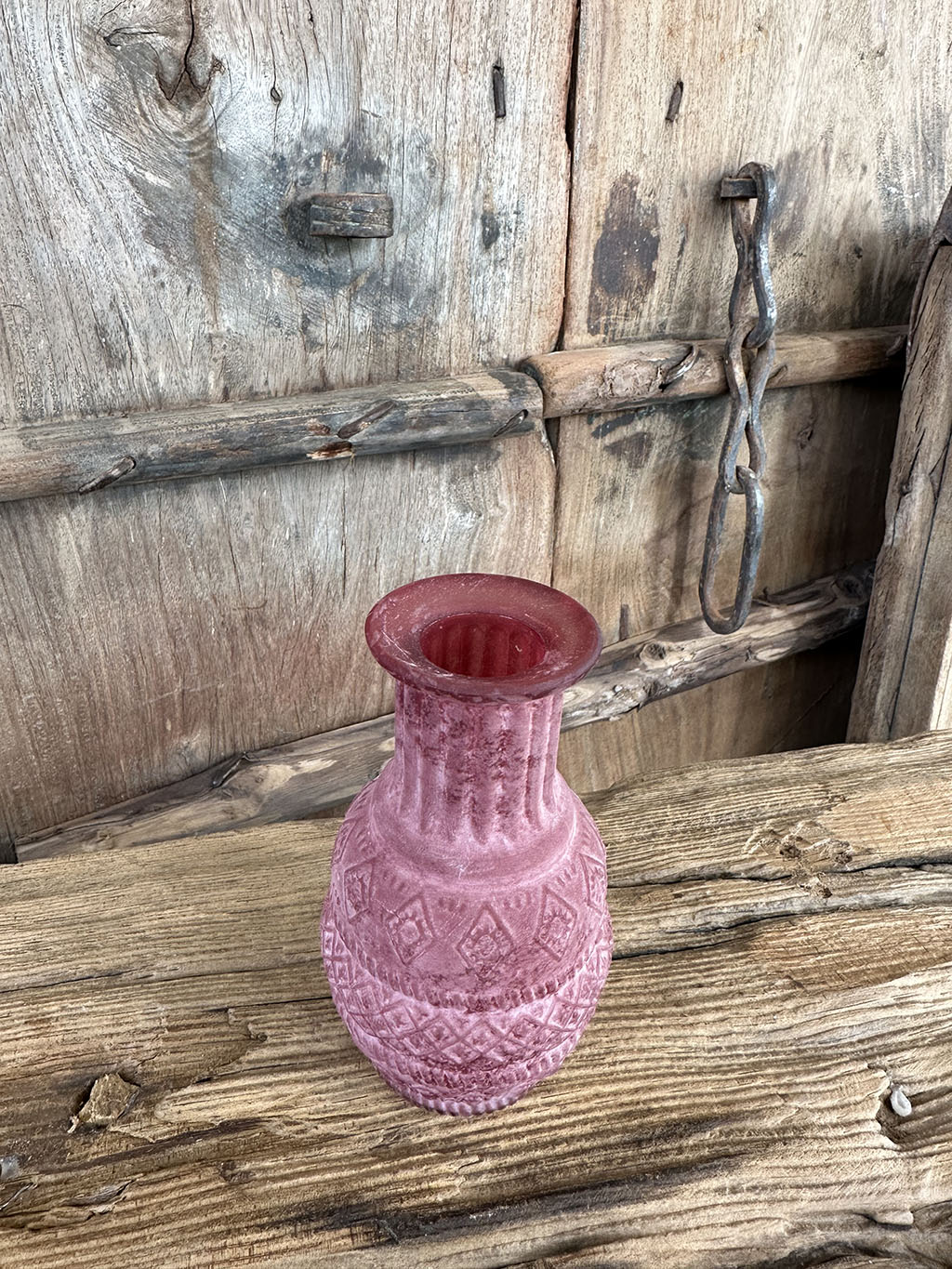 Mat roze klein bloemenvaasje met relief. De vaasjes zijn te gebruiken voor kleine bloemetjes of met een kaarsenhouder als decoratief kaarsenstandaard.