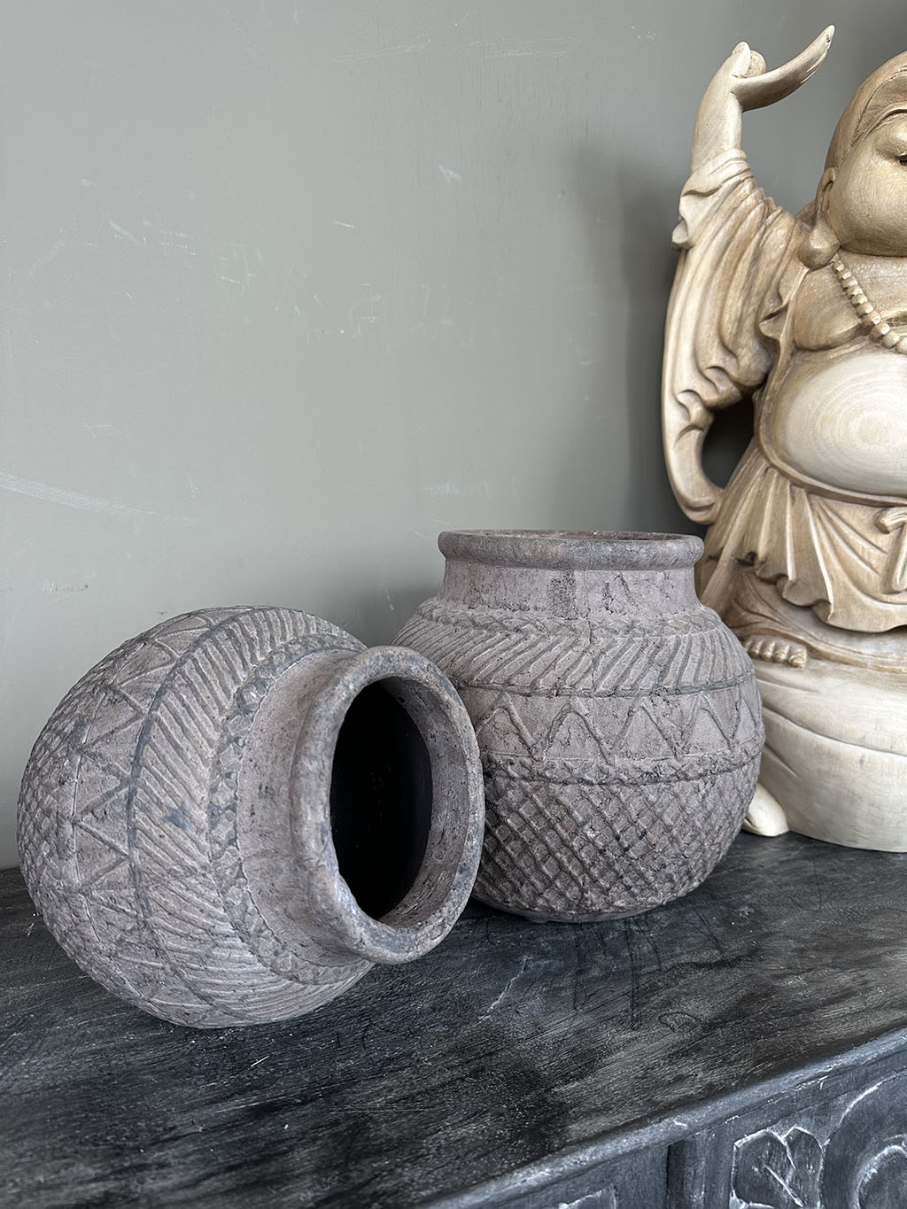 Stevige en robuuste grijze aardewerken pot met een stoere uitstraling. De grijze kleur geeft de pot een eigentijdse en veelzijdige uitstraling, waardoor hij perfect past bij verschillende interieurstijlen.