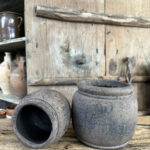 Stevige en robuuste grijze aardewerken pot met een stoere uitstraling. De grijze kleur geeft de pot een eigentijdse en veelzijdige uitstraling, waardoor hij perfect past bij verschillende interieurstijlen.