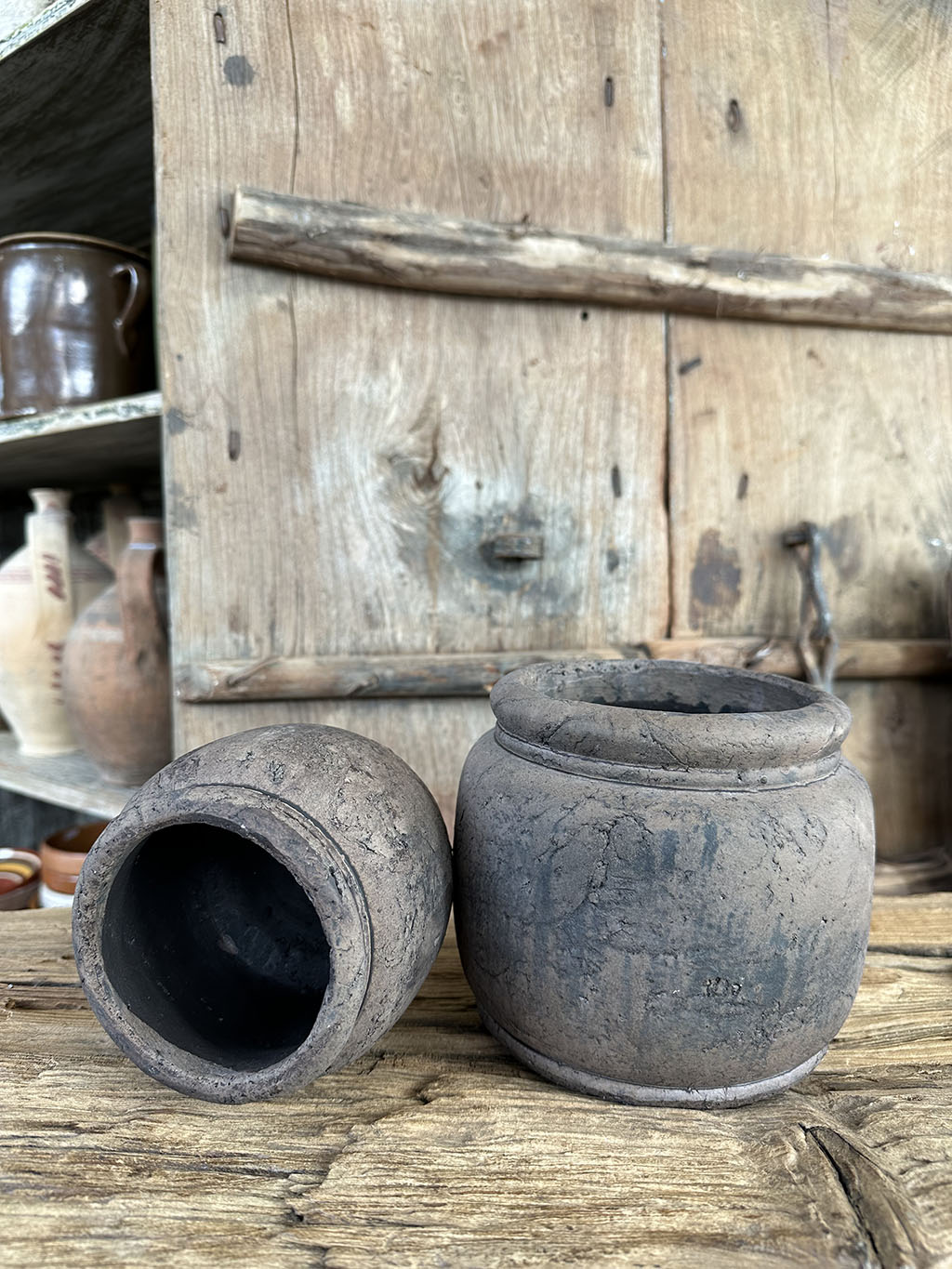 Stevige en robuuste grijze aardewerken pot met een stoere uitstraling. De grijze kleur geeft de pot een eigentijdse en veelzijdige uitstraling, waardoor hij perfect past bij verschillende interieurstijlen.